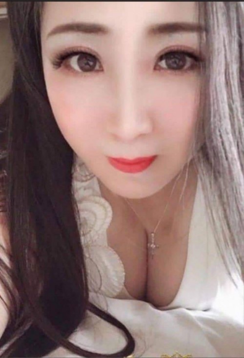 38d-Sexy-Big-Breasted-Beautybcc4cdb7470651f7.jpg